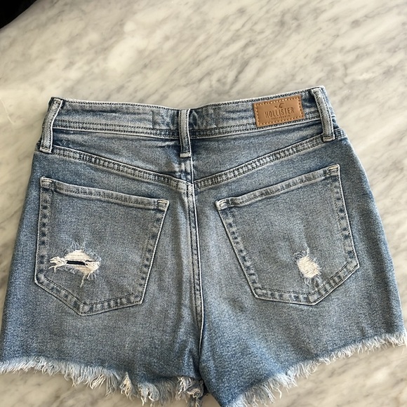 Hollister Excellent condition Ultra High Rise Mom shorts 3inch size 26 (3) - Picture 2 of 3